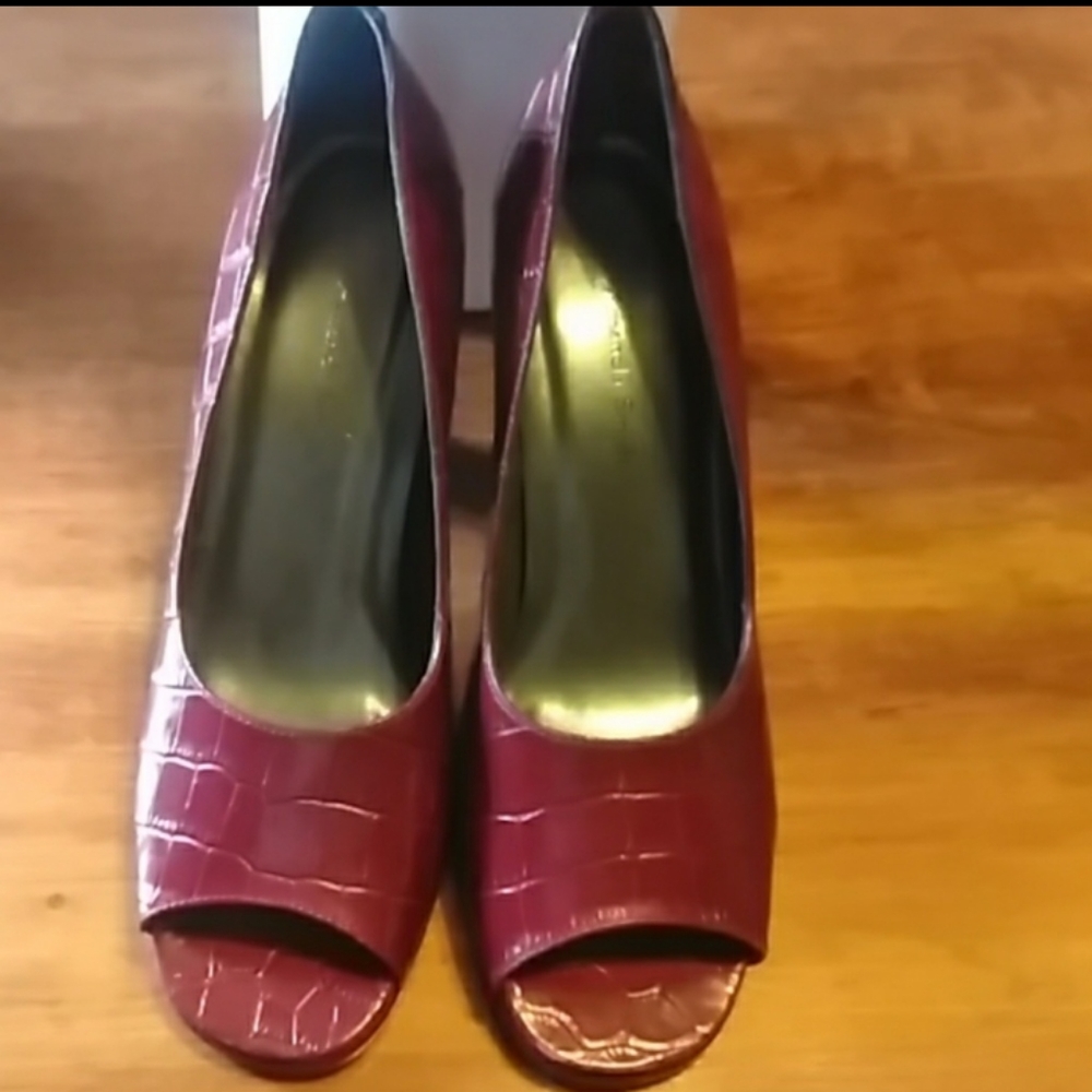 Amanda Smith Leather open toe heels.  Size 6.5.  Excellent condition!